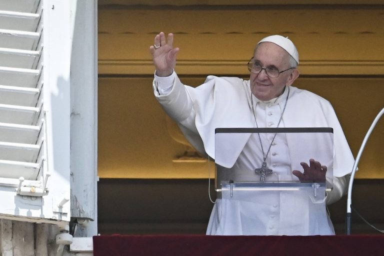 Papa Francisco pede que pais não condenem filhos por orientação sexual
