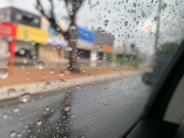 Chuva causa alagamentos e transtornos em Natal nesta quinta-feira; veja previsão do tempo