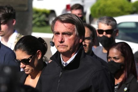 Bolsonaro recebe mensagem do papa Francisco em missa de sétimo dia de sua mãe