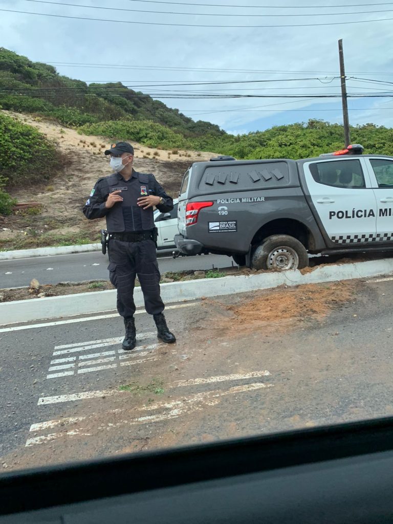 Viatura da polícia perde o controle e sobe canteiro na Via Costeira