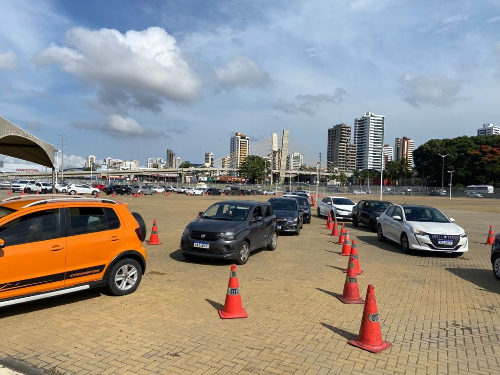 Drive-thru de testagem para covid-19 na Arena das Dunas tem longa fila de carros na abertura