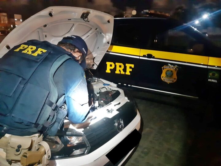 Passageira de veículo roubado entra em trabalho de parto durante abordagem da PRF