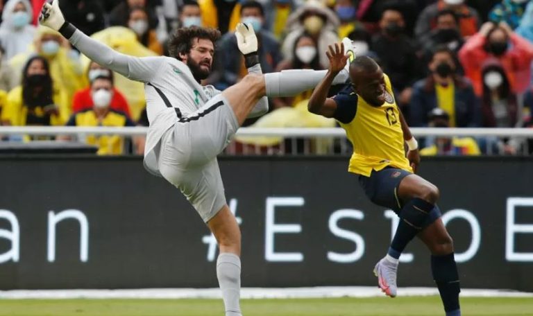 Já classificado para a Copa, Brasil empata com o Equador em jogo marcado por expulsões e interferências do VAR