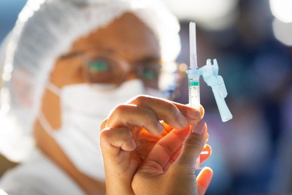 TERCEIRA DOSE: Total de vacinados com dose de reforço varia de 4,5% a 32% nos estados
