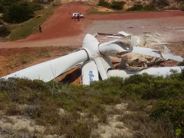 Torre de energia eólica desaba e fica destruída no litoral do RN