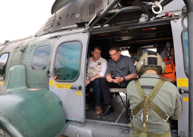 Bolsonaro sobrevoa áreas atingidas pelas chuvas em SP e afirma que ajudará municípios