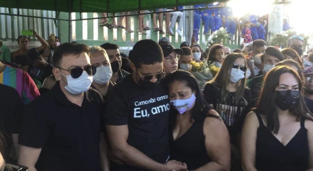 Mãe de Paulinha Abelha passa mal e não acompanha enterro da filha