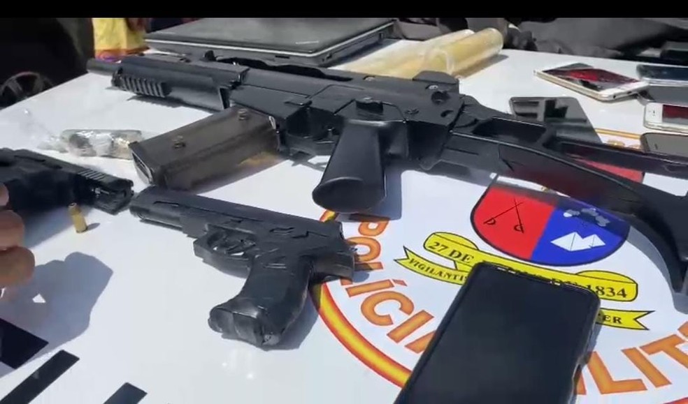 Homens são presos com fuzil falso e arma roubada de policial em Natal