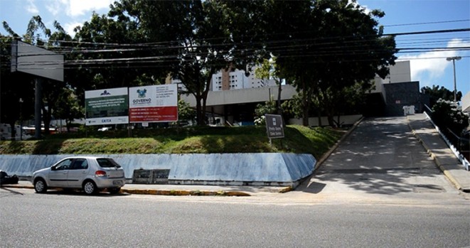 Mulher tem bolsa furtada enquanto cochilava à espera de atendimento no Walfredo Gurgel