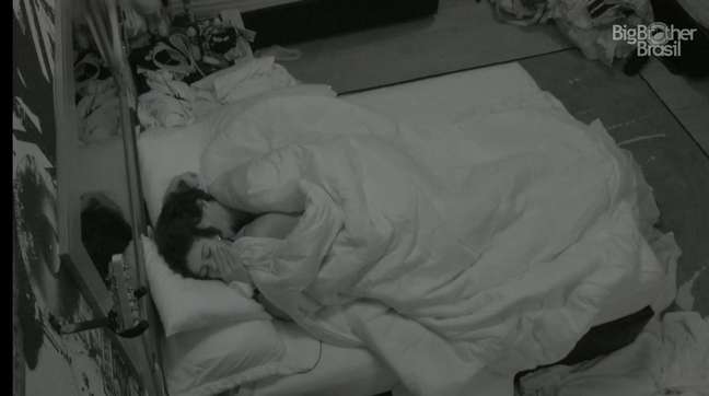 Eliezer e Natália tem primeira noite de sexo no BBB