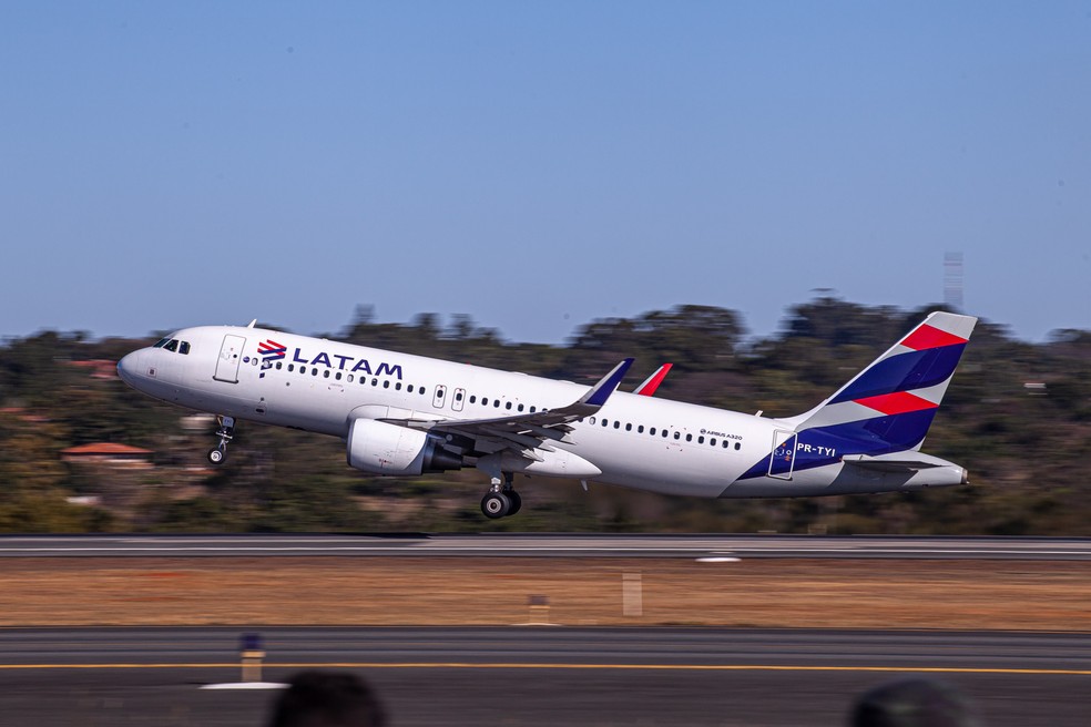 Menino de 9 anos foge de casa, entra escondido em avião e viaja sozinho de Manaus para SP