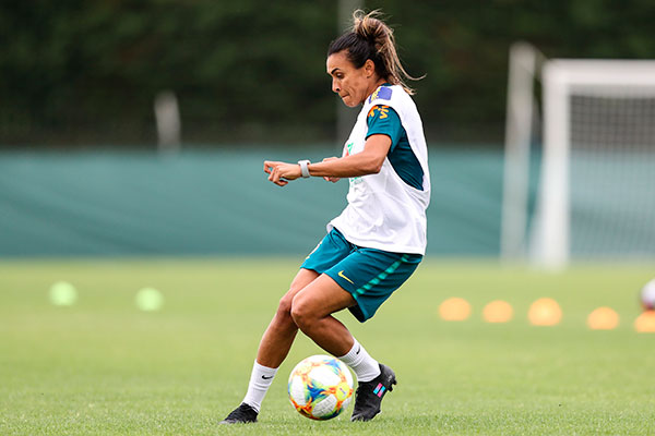 Com Marta, Pia convoca seleção para a disputa de torneio internacional na França