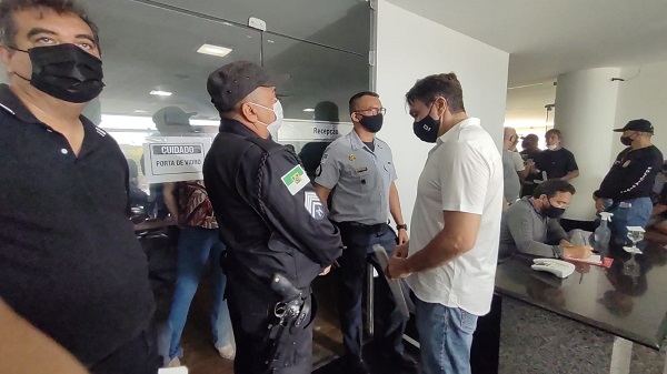 Oficial de Justiça entrega notificação ao Sinpol