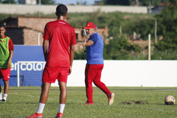 Com folga na tabela até o dia 6, América quer reforços