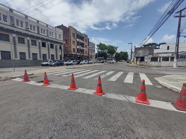 Carreta colide em poste na Ribeira e trânsito fica lento na região
