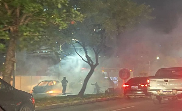 Carro pega fogo na Hermes da Fonseca; bombeiros foram acionados