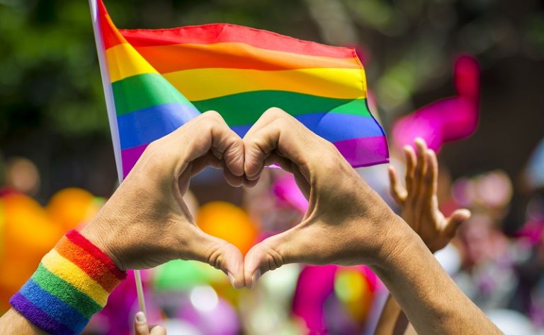 Pesquisa aponta que 45% dos héteros já pensaram em ter uma relação gay