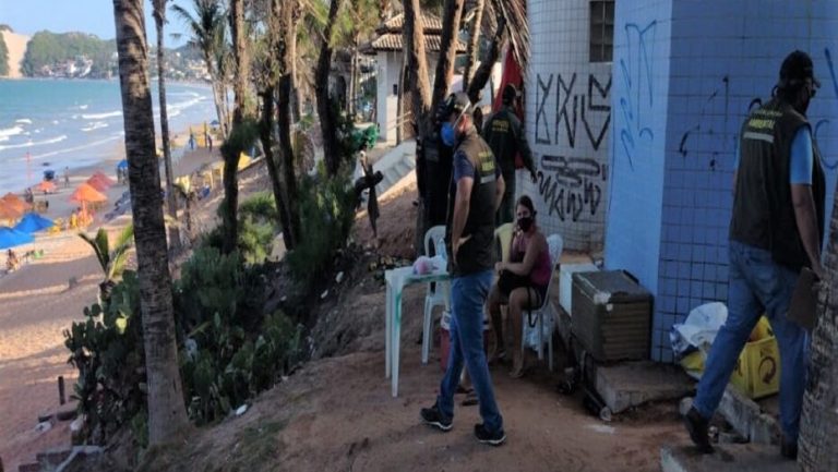 Comerciantes têm material apreendido durante fiscalização na praia de Ponta Negra em Natal