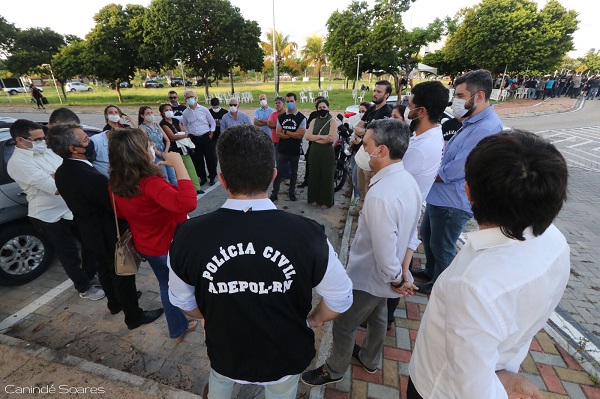 Policiais e professores definem se entram em greve na segunda-feira (7)