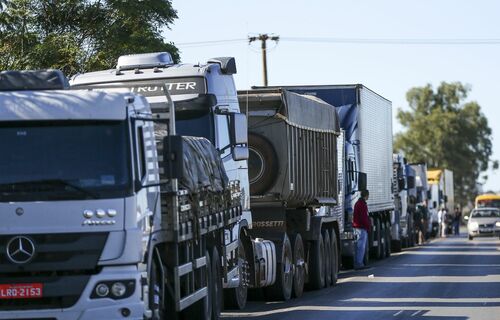 Bolsonaro lança linha de crédito para caminhoneiros nesta sexta