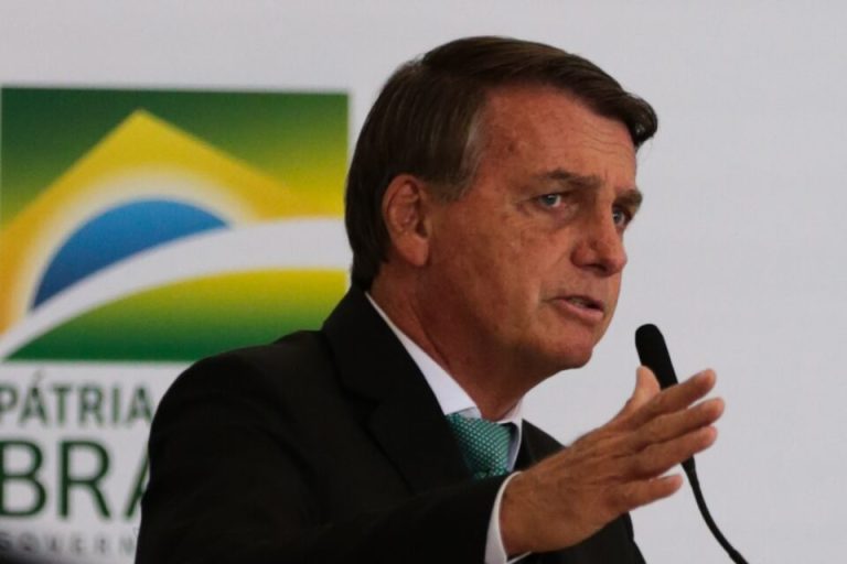 Bolsonaro critica urna e lamenta declaração de Fachin