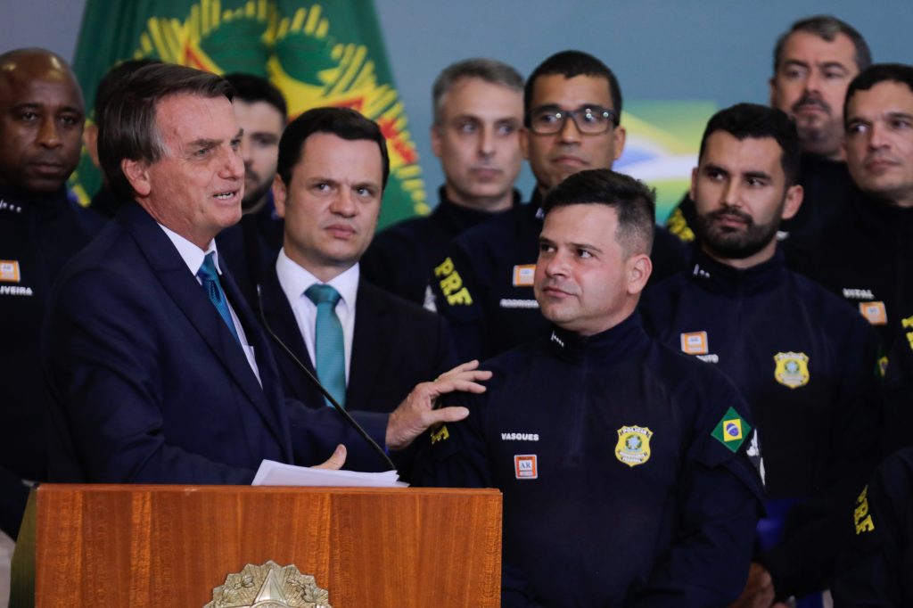Bolsonaro diz que precisa ‘valorizar’ PRF e pede ‘compreensão’ de outras categorias do serviço público