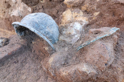 Capacetes e armas de guerra de 540 a.C. são descobertos em área escavada