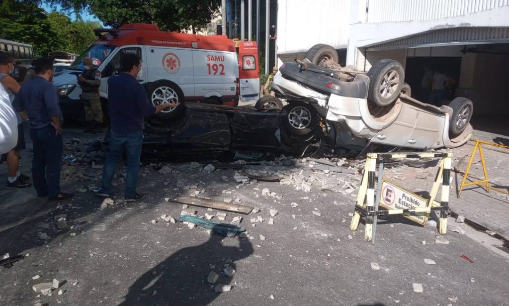 Dois carros caem do 6° andar de edifício garagem em Salvador