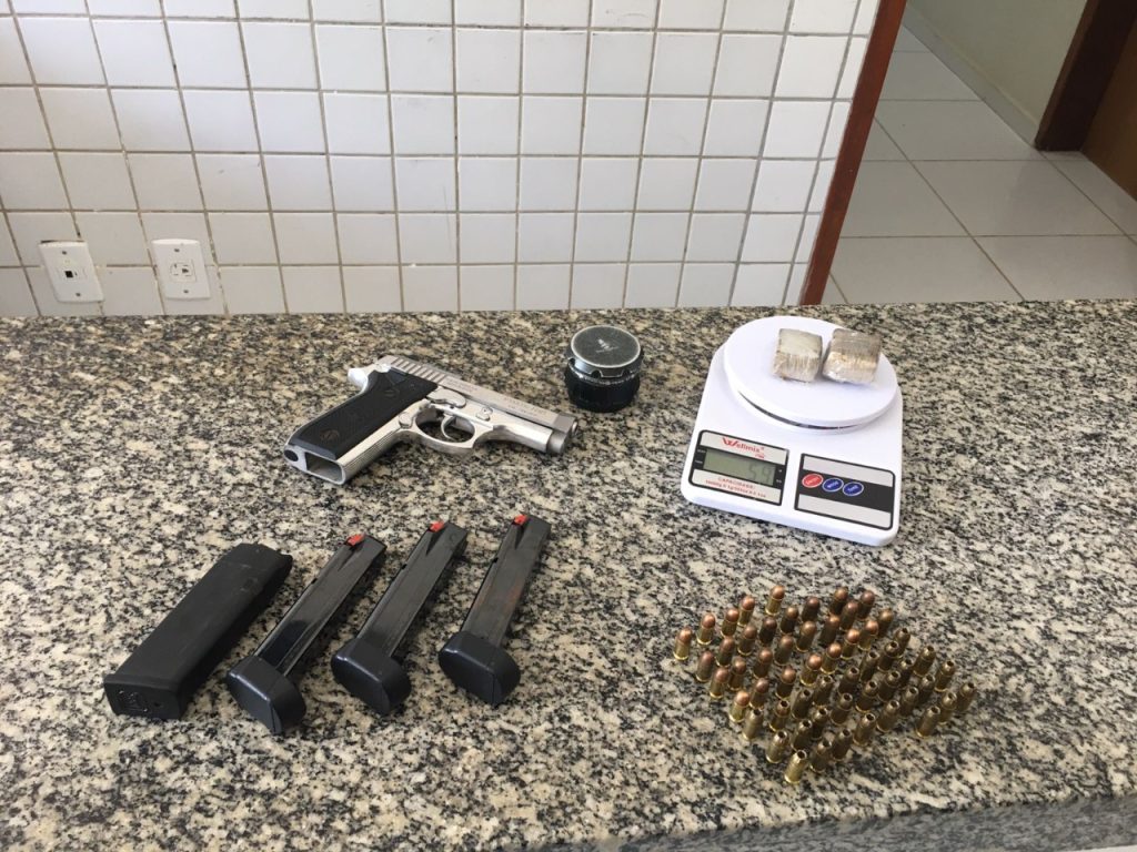 Suspeito preso por posse ilegal de arma de fogo e tráfico de drogas e de anabolizantes em Almino Afonso