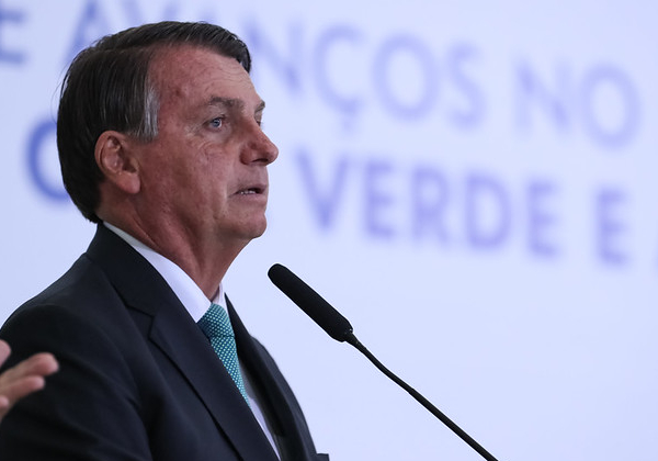 Bolsonaro revela endividamento trilionário da Petrobras na era PT