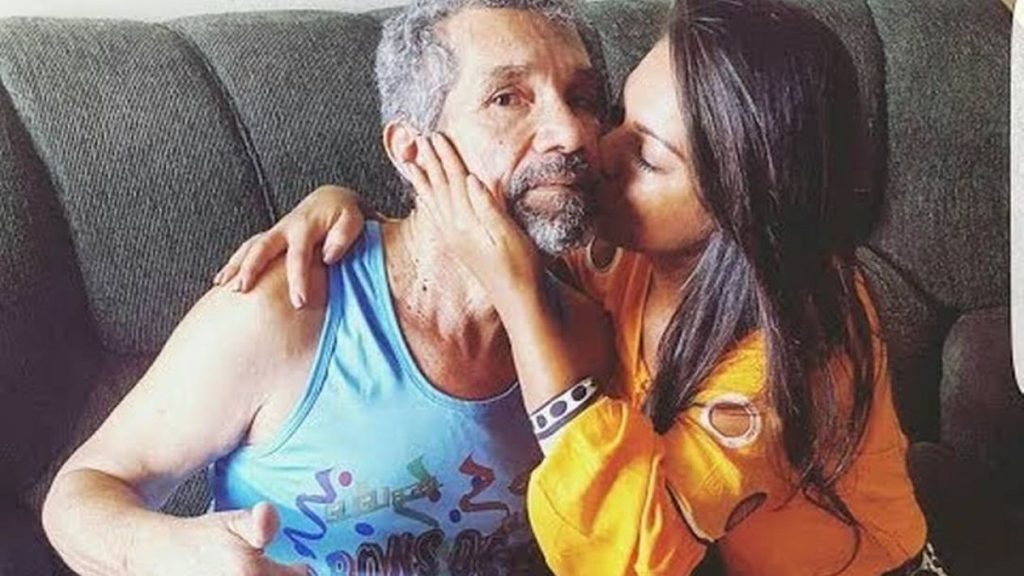 Pai de Paulinha Abelha ainda não foi informado sobre a morte da cantora