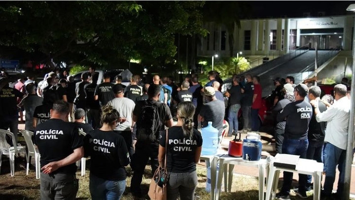 Policiais civis decidem continuar paralisação após reuniao com Governo