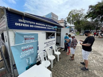 Feirinha da Árvore de Mirassol recebe trailer de vacinação contra a covid