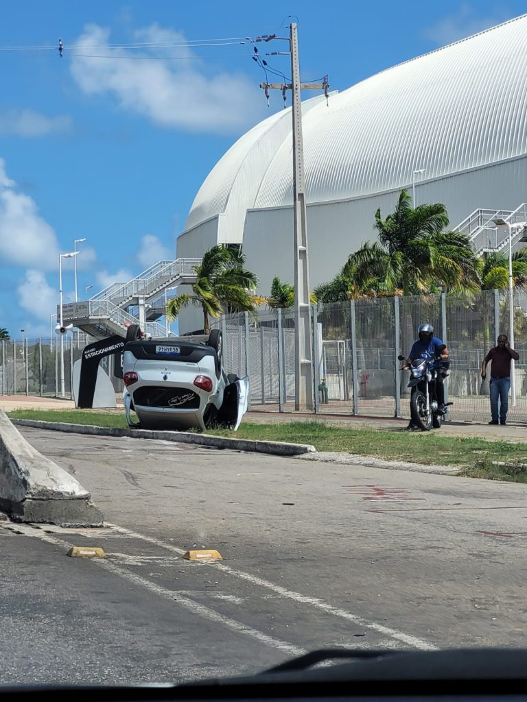 Carro capota próximo à Arena das Dunas, em Natal