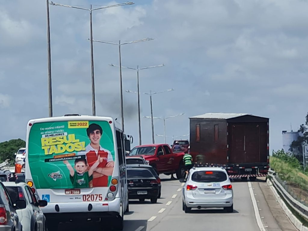 Após acidente, trânsito fica parado na BR-101
