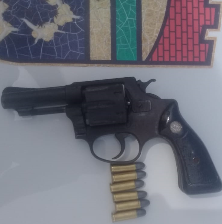 Dupla é presa pela Polícia Militar por porte ilegal de arma de fogo na BR 304 no Abolição III em Mossoró