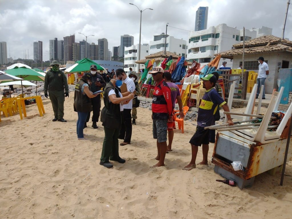 Fiscalização notifica 23 locadores na Praia do Meio e autua sete estabelecimentos no Beco da Lama