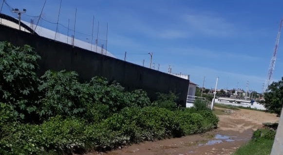 De arma longa e revólver, bandidos invadem casa na zona norte de Caicó, roubam objetos e uma moto