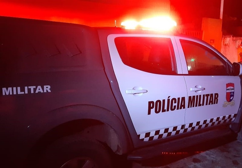 Bandidos fazem arrastão em casa de piscina e roubam joias e celulares das vítimas; Duas motos também foram levadas
