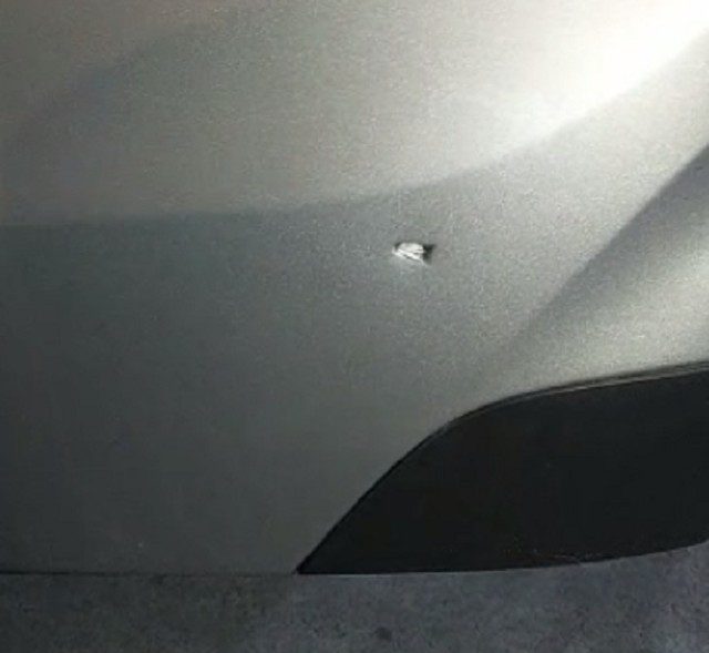 Motorista por aplicativo tem carro atingido por tiros ao voltar do aeroporto de Natal