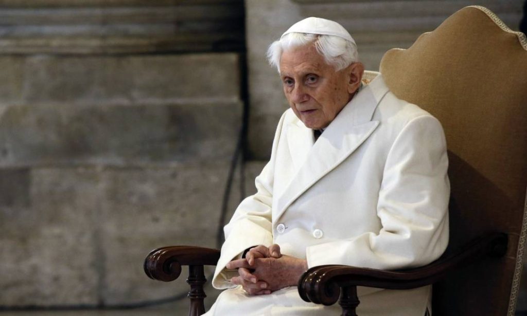 Bento XVI pede desculpas por casos de abuso sexual e nega acobertar padres