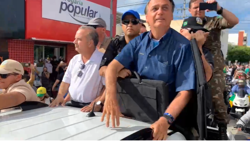 Bolsonaro se despede de Caicó acompanhado por motociata