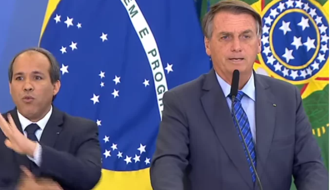 Bolsonaro assina portaria de aumento salarial de 33,2% a professores