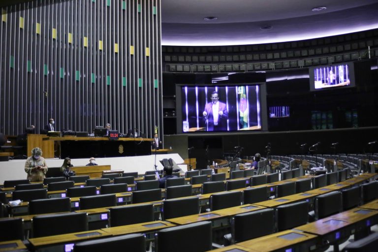 Câmara aprova em 1º turno texto-base de PEC que retira da União propriedade exclusiva sobre terrenos próximos ao mar