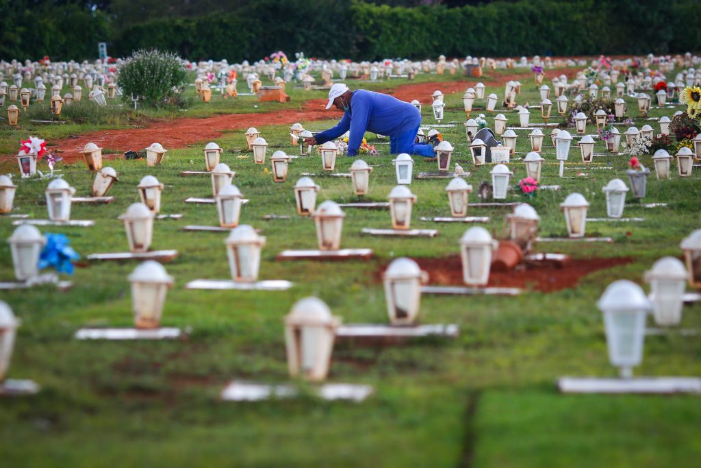 Expectativa de vida brasileira cai 4,4 anos com pandemia