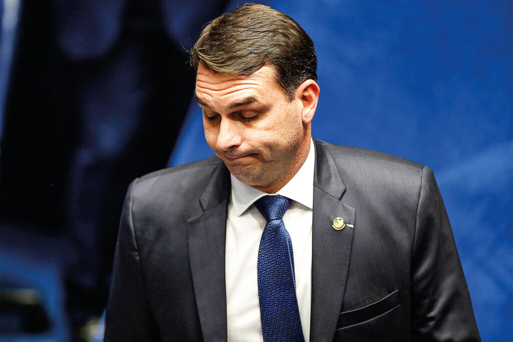 Flávio Bolsonaro colocou em xeque a permanência de Paulo Guedes no governo
