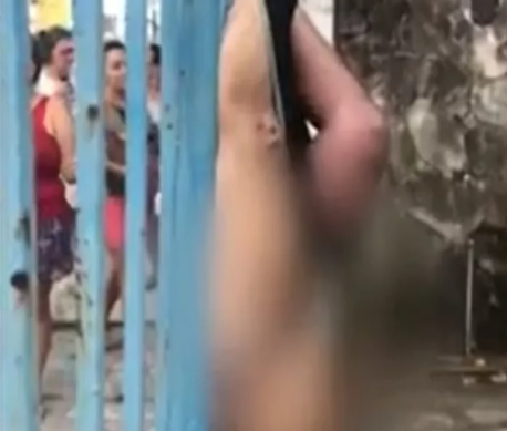 Homem tenta invadir casa, tem abdômen perfurado e fica preso no portão