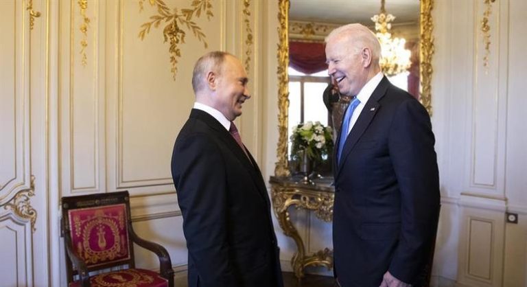 Joe Biden e Vladimir Putin conversarão neste sábado (12)