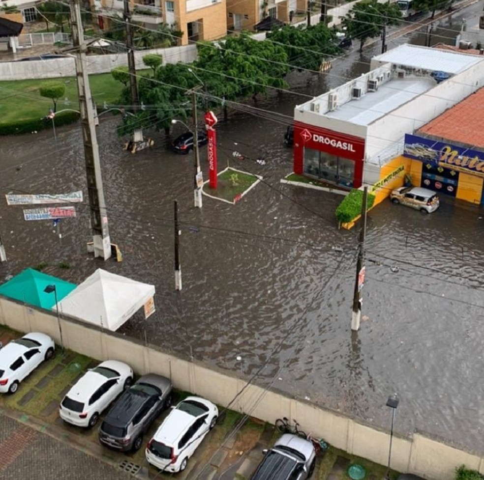 Chuva alaga ruas em Natal e Parnamirim na manhã deste sábado (12)
