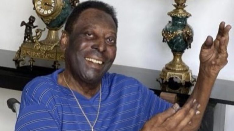 Pelé é internado novamente para seguir tratamento contra o câncer